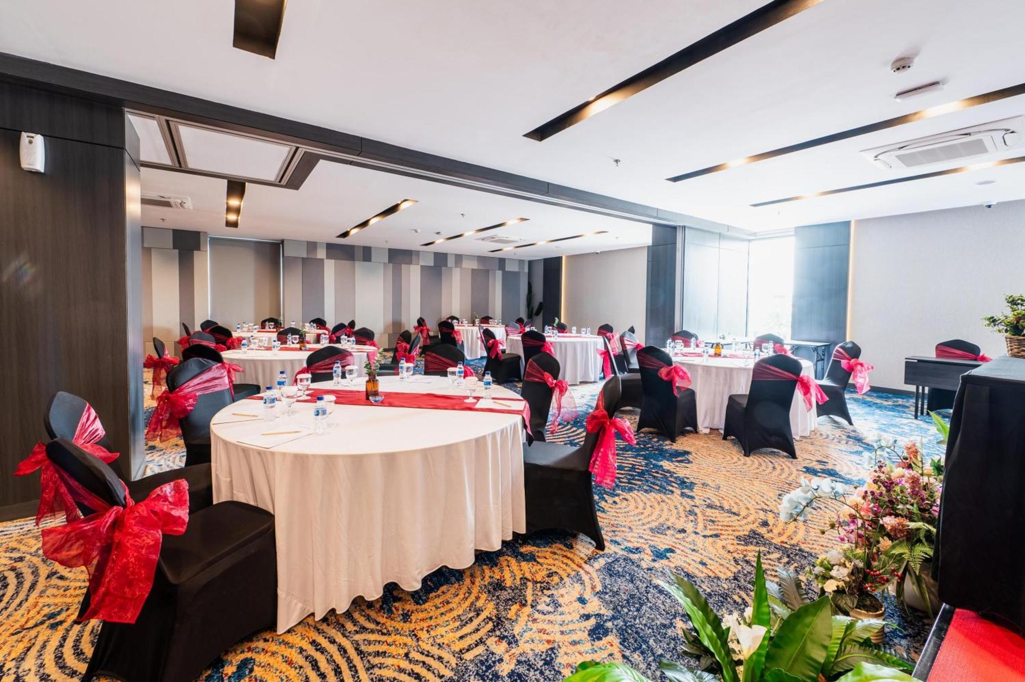 Aston Sorong Hotel & Conference Center Екстериор снимка